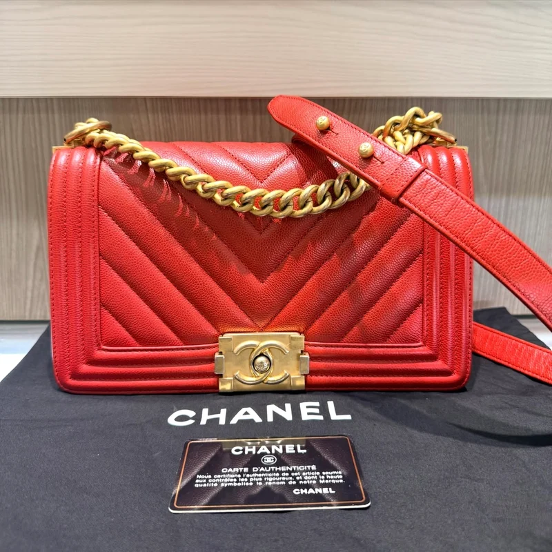 Borsa Chanel Old Medium Boy usata, in pelle trapuntata a chevron rossa con finiture color oro anticato (2018)