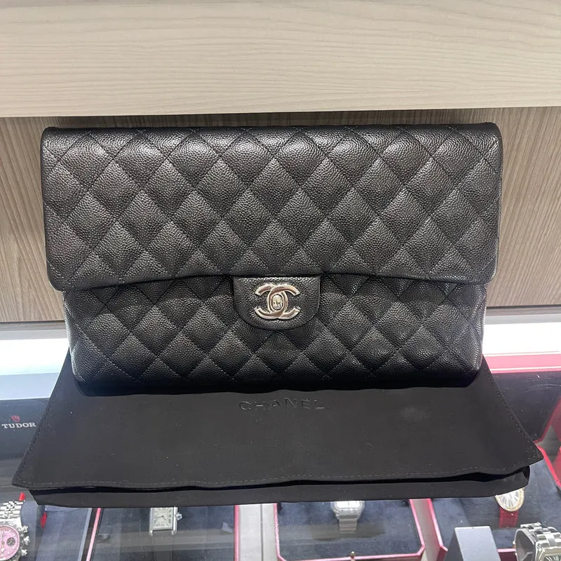 Pochette Chanel Caviar Quilted Flap di seconda mano, colore nero.