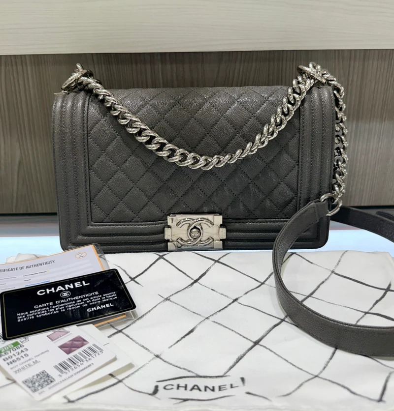 Borsa CHANEL Old Medium Boy in peltro caviale con dettagli argentati.