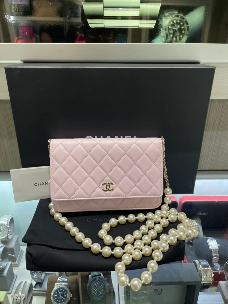 Portafoglio Chanel Classic trapuntato con perle e catena, in pelle di agnello rosa chiaro (2022), usato.