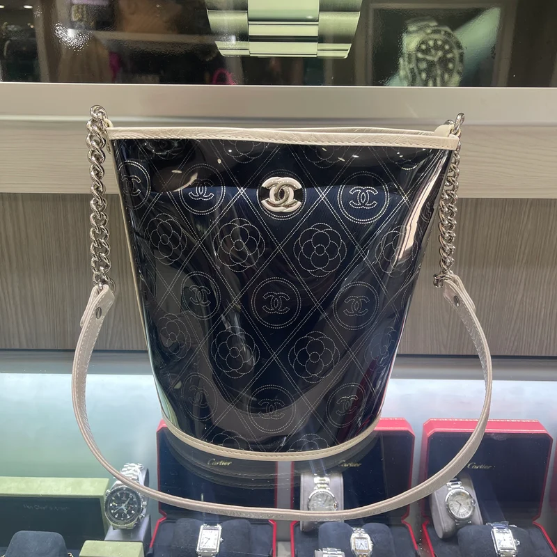 Borsa a secchiello Chanel Camellia usata (2018)