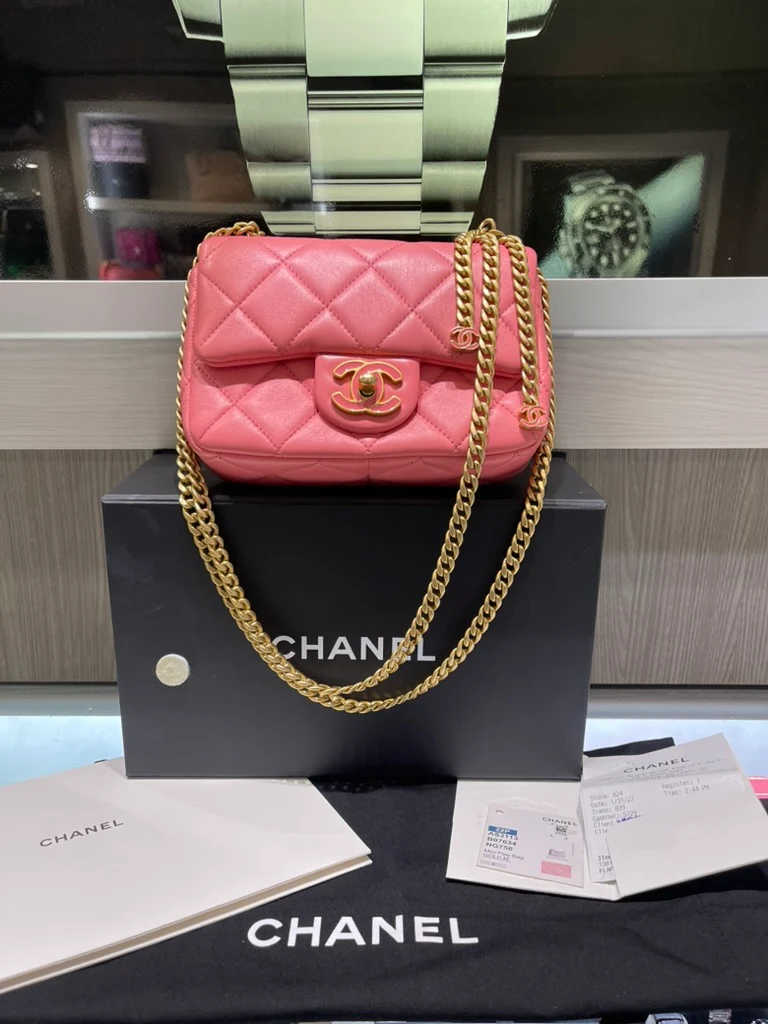 Borsa Chanel Mini Square Flap usata, in pelle di agnello trapuntata rosa con logo CC smaltato.