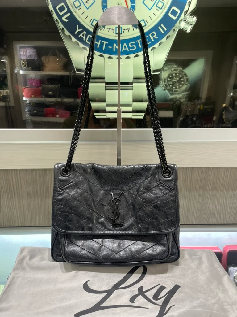 Borsa a tracolla media Saint Laurent Niki in pelle di vitello stropicciata nera, usata.