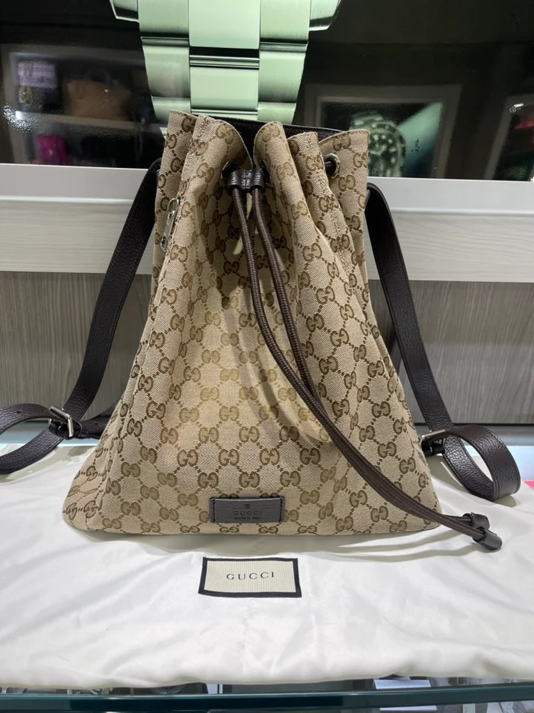 Zaino Gucci usato in tela con logo GG e coulisse, colore marrone scuro.