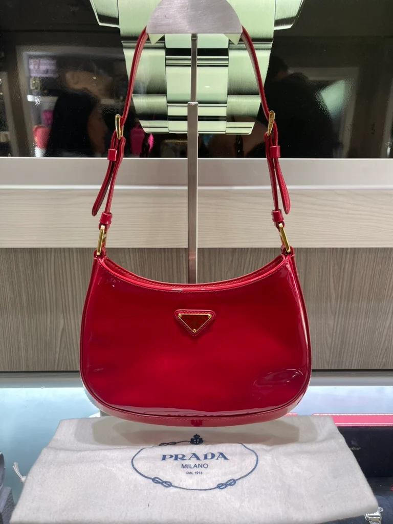 Borsa Prada Cleo usata in pelle verniciata rossa