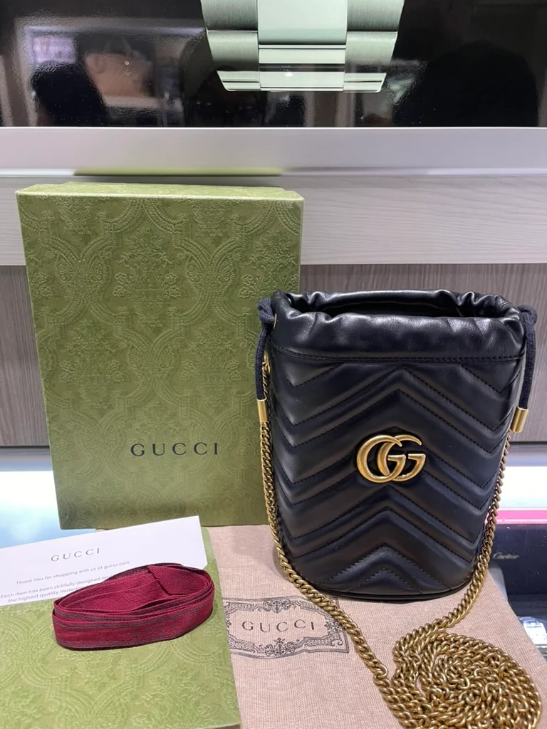 Borsa a secchiello mini Gucci GG Marmont in pelle nera, usata.