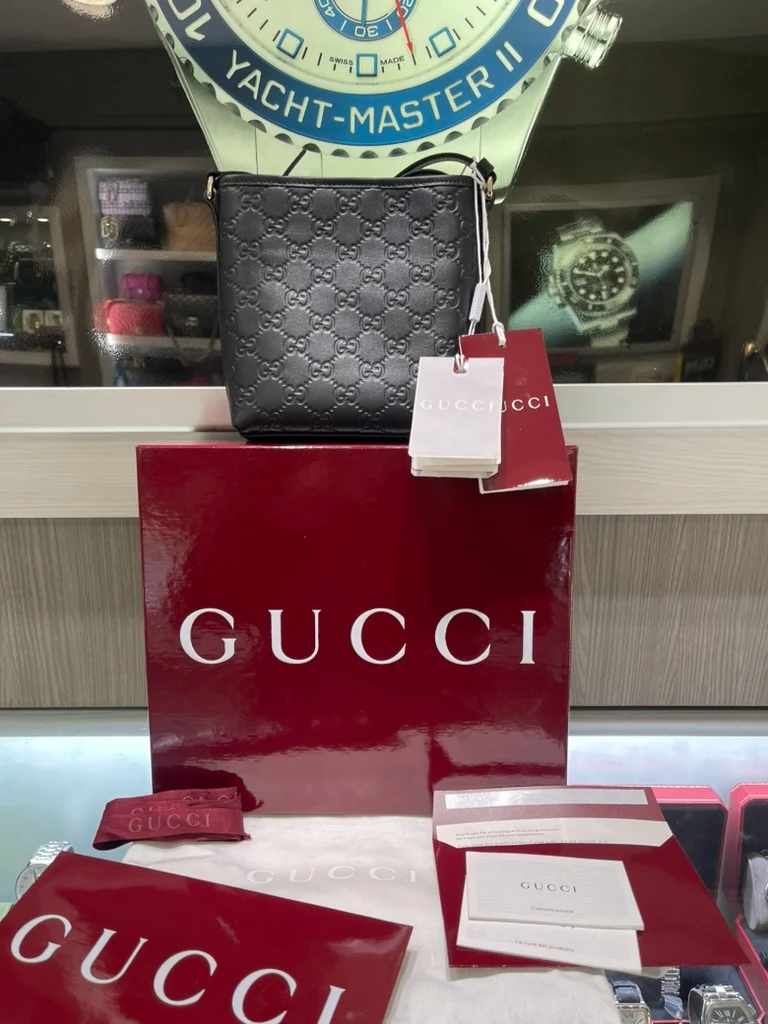 Borsa a secchiello Gucci GG Emblem Nano in pelle nera con monogramma GG, mai indossata.