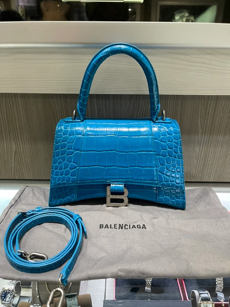 Borsa Balenciaga Hourglass con manico superiore, in pelle blu con stampa coccodrillo, usata.