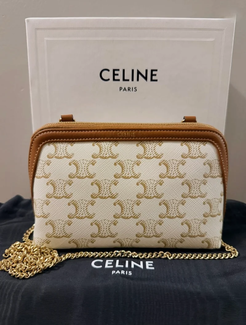 Pochette Celine Mini Triomphe in tela, usata, con catena, colore bianco e marrone chiaro.
