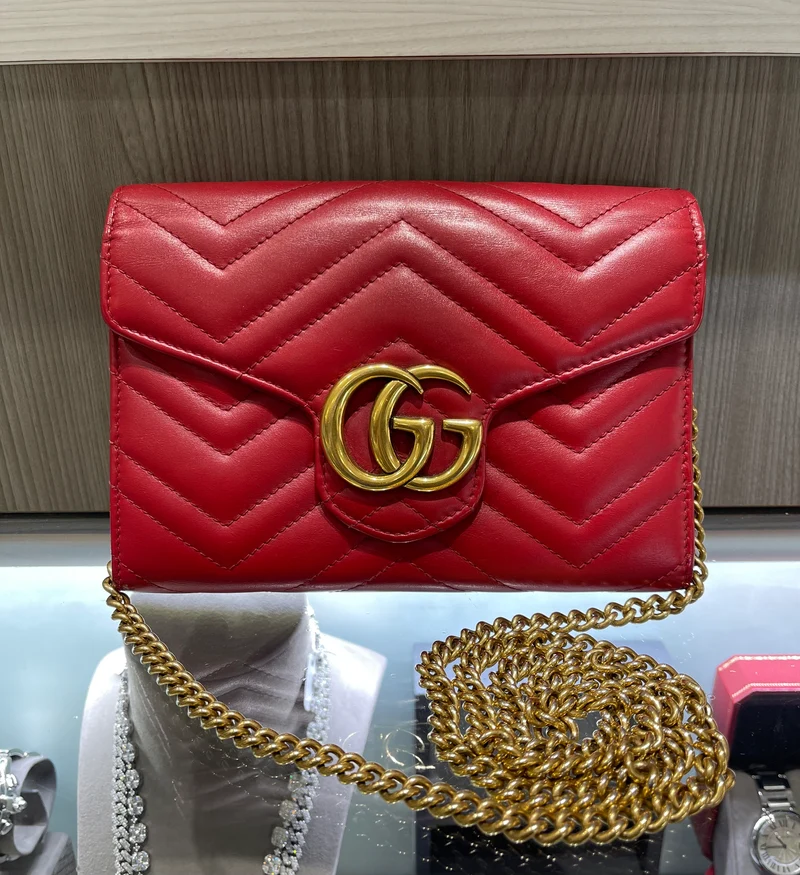 Portafoglio Gucci GG Marmont Matelassé con catena in pelle rossa, usato.
