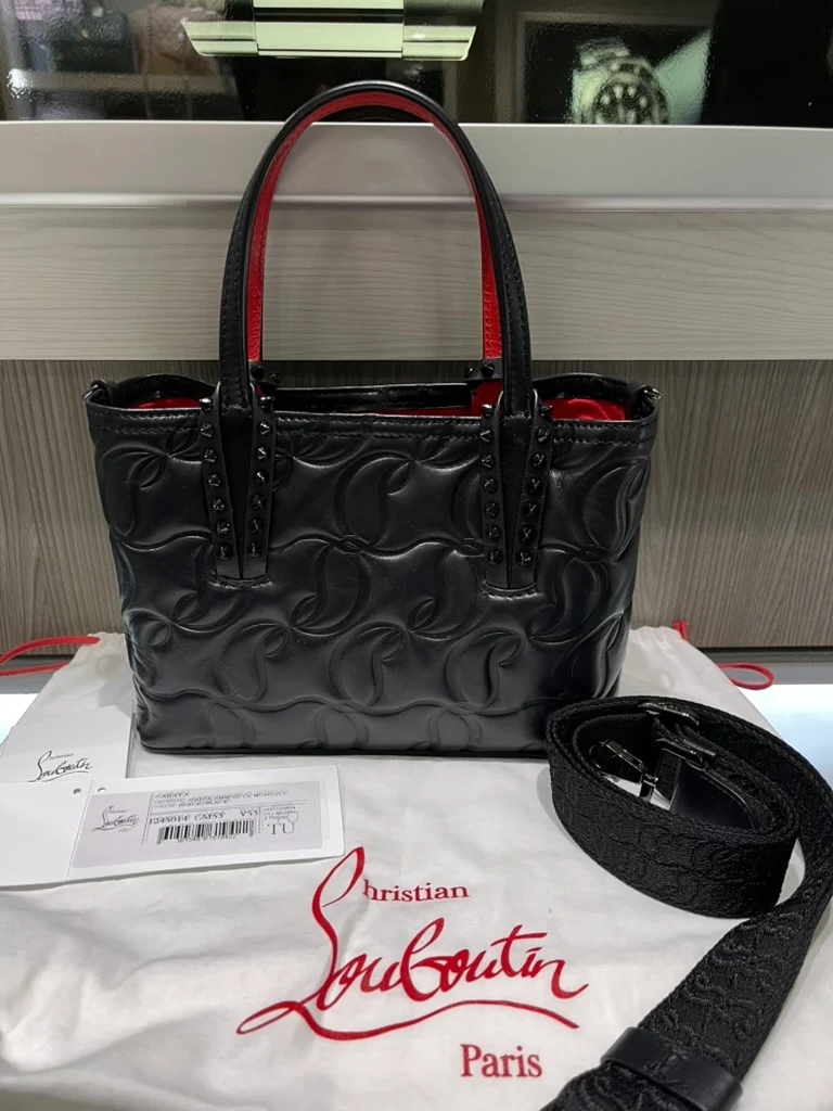 Borsa tote mini East West Cabata in nappa goffrata di Christian Louboutin, colore nero, usata.
