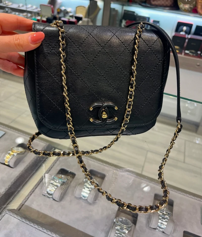 Borsa a tracolla piccola Chanel CC con patta e cuciture quadrate in pelle di vitello, usata, collezione 2019, nera
