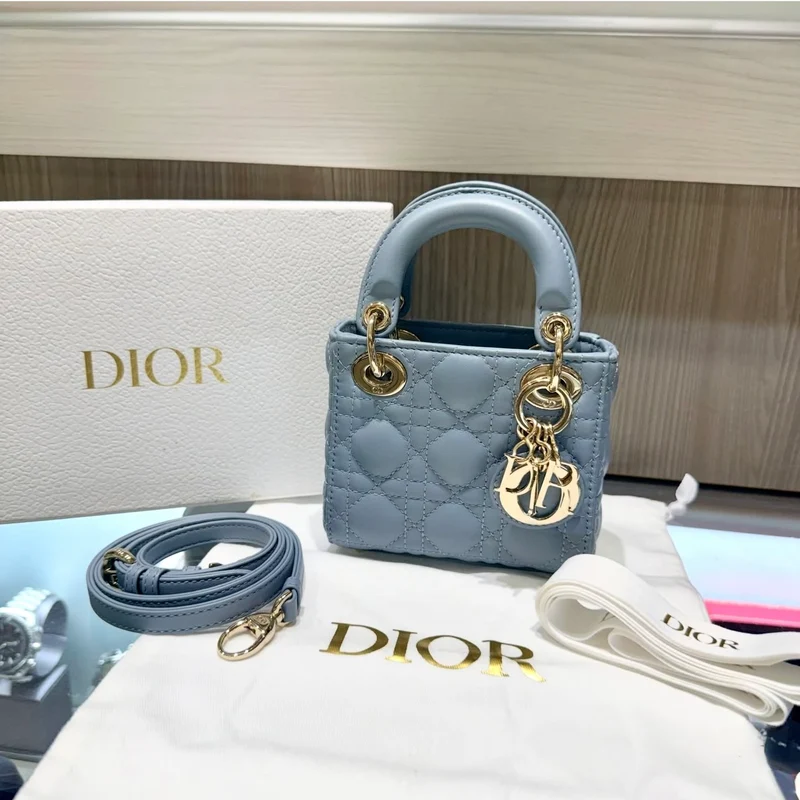 Borsa Christian Dior Micro Lady Dior in pelle di agnello color blu nuvola, usata.