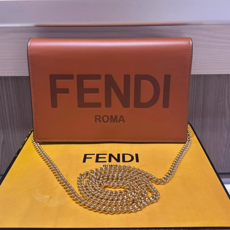 Portafoglio/borsa a tracolla Fendi Signature Roma Logo in pelle marrone, usato (2022)