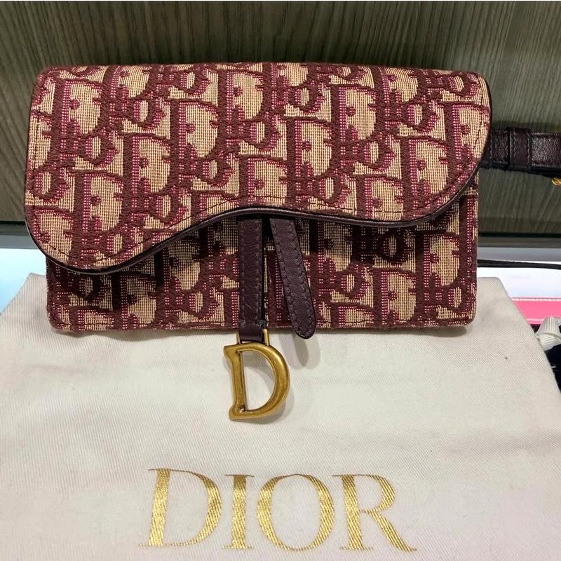 Borsa a tracolla Dior Saddle Belt, usata, in jacquard obliquo color bordeaux, anno 2019.
