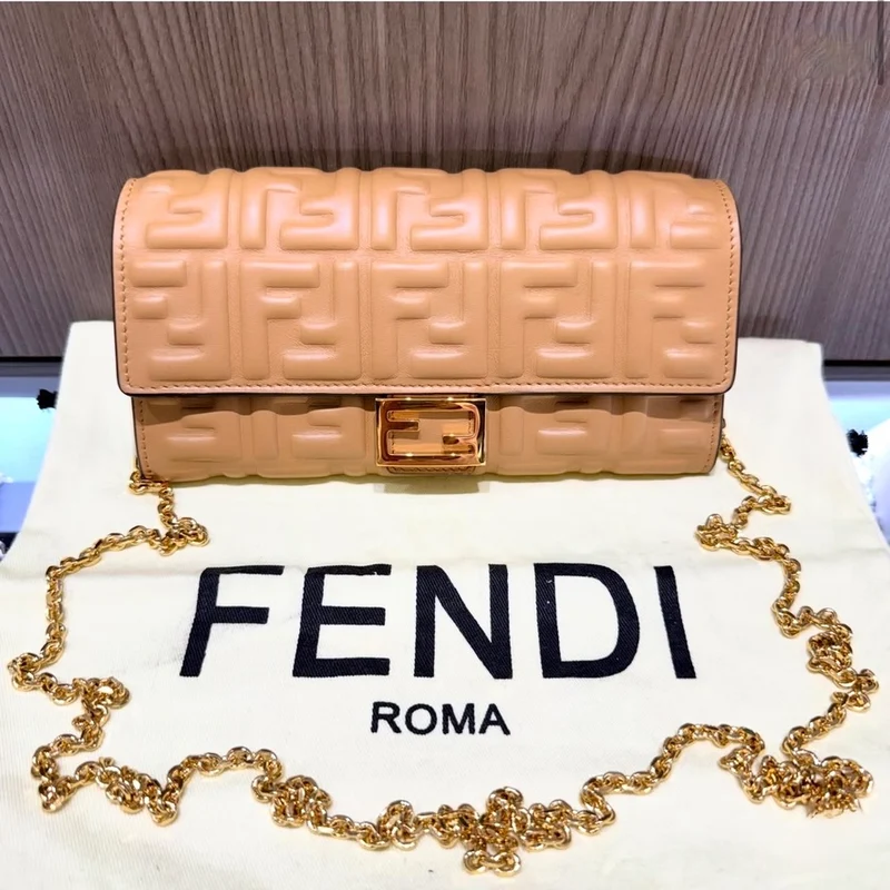 Portafoglio Fendi Continental con catena, usato, in pelle color cuoio.