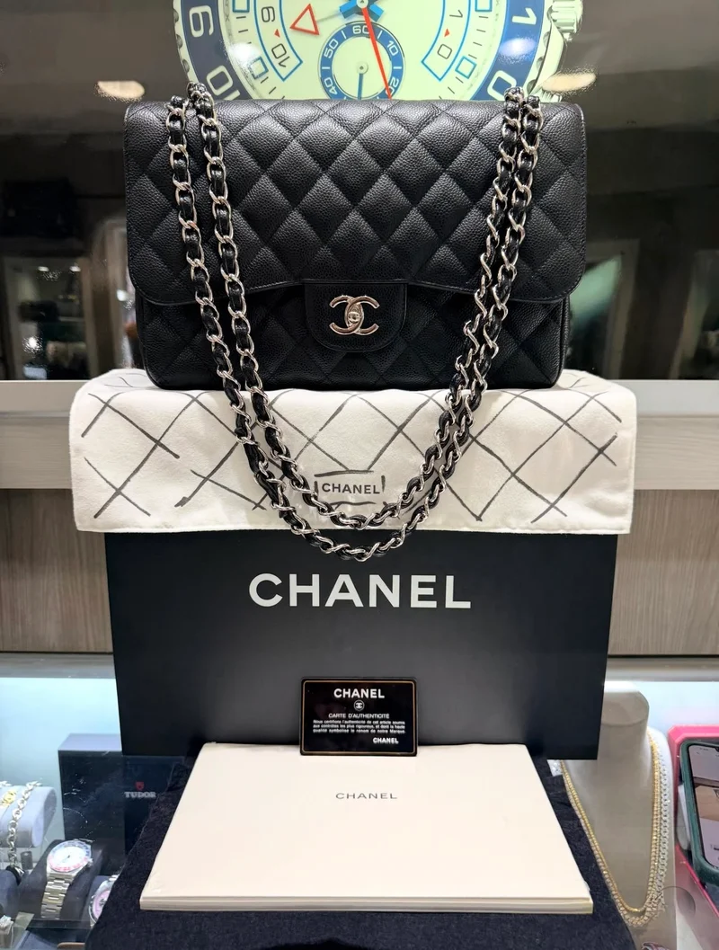 Borsa Chanel Classic Jumbo Double Flap usata, in pelle di caviale nera con finiture argentate (2017–2018)