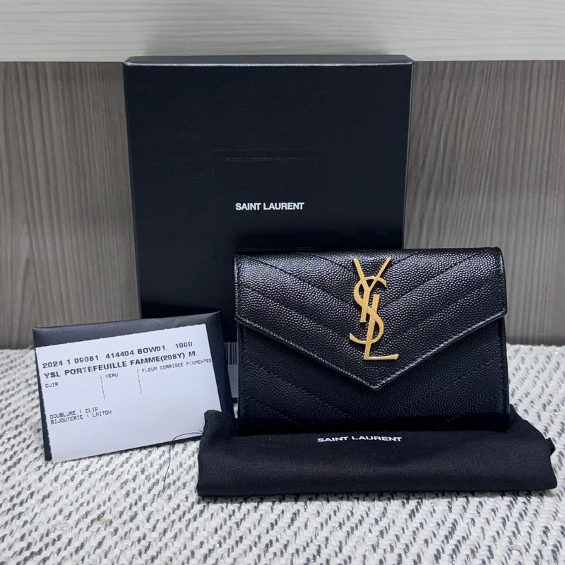 Portafoglio Saint Laurent Grain De Poudre Matelassé Chevron piccolo con busta monogramma usato nero