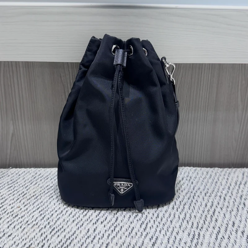Pochette Prada Re-Nylon usata