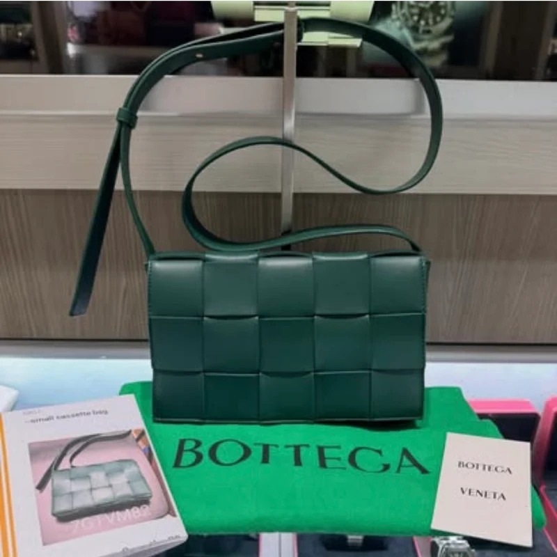 Borsa a cassetta piccola Bottega Veneta usata, colore verde Rain Tree.