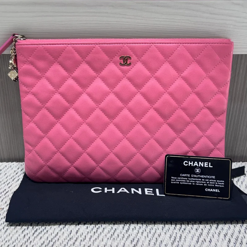 Pochette cosmetica media Chanel Casino Beauty CC in pelle di agnello rosa trapuntata (2016) usata