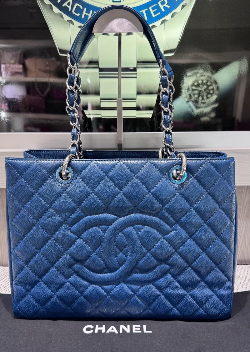 Borsa Chanel Caviar Quilted Grand Shopping Tote GST usata, colore blu royal (2012-2013)