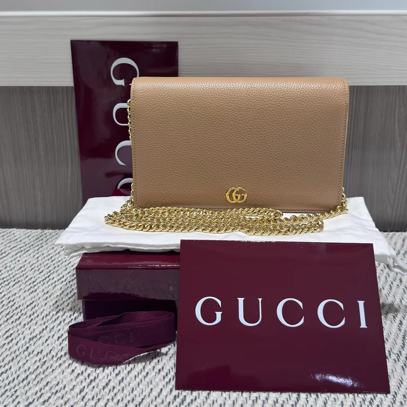 Portafoglio mini Gucci Dollar GG Marmont con catena, colore beige, usato.