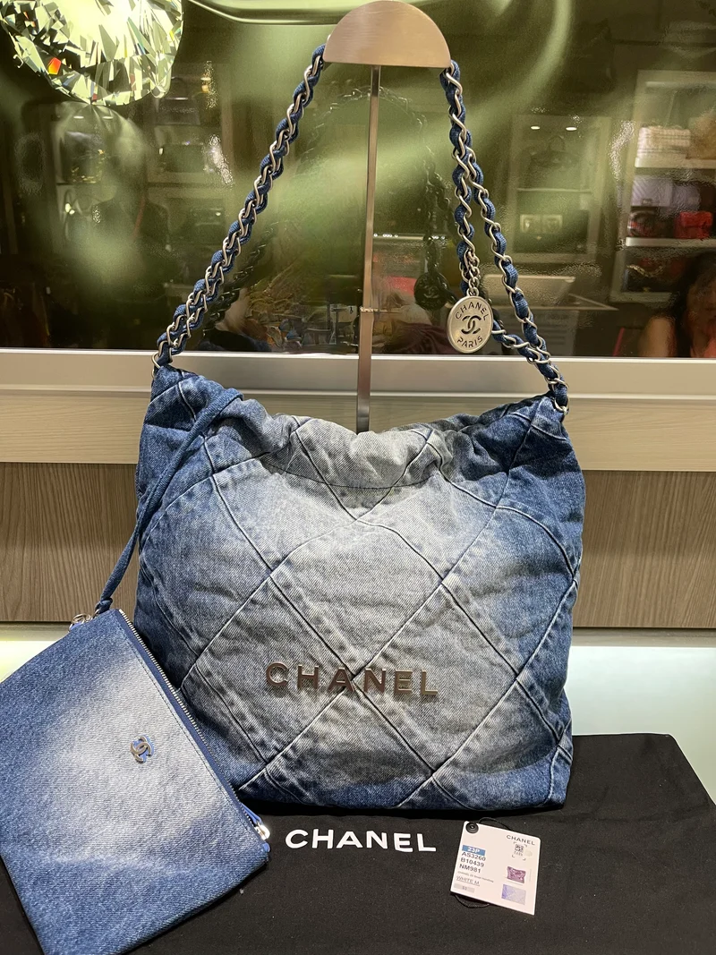 Borsa Chanel 22 piccola trapuntata in denim blu, usata (2023)