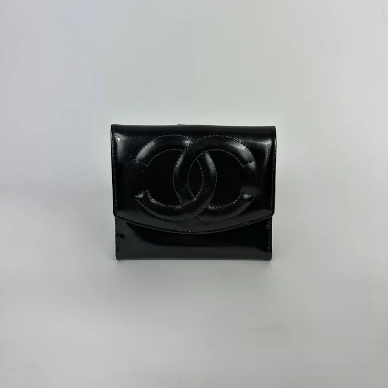 Chanel Portafoglio compatto oversize con carte di credito in pelle verniciata nera.