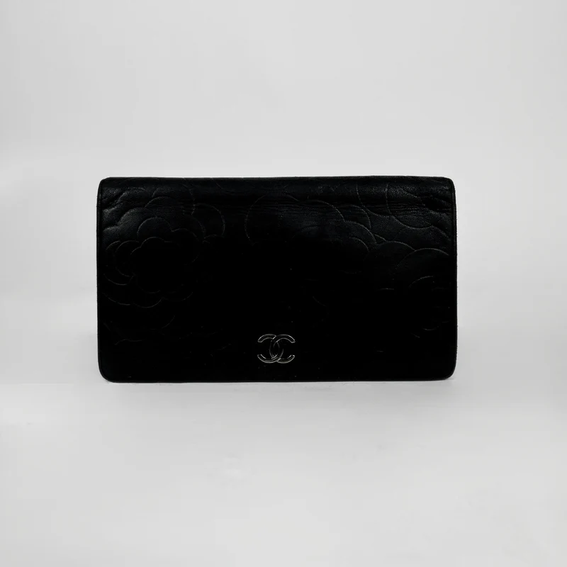 Chanel Portafoglio lungo doppio in pelle di agnello nera con motivo camelia in rilievo
