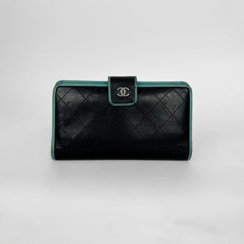 Chanel Portafoglio Yen in pelle di agnello trapuntata, nero con interno turchese.