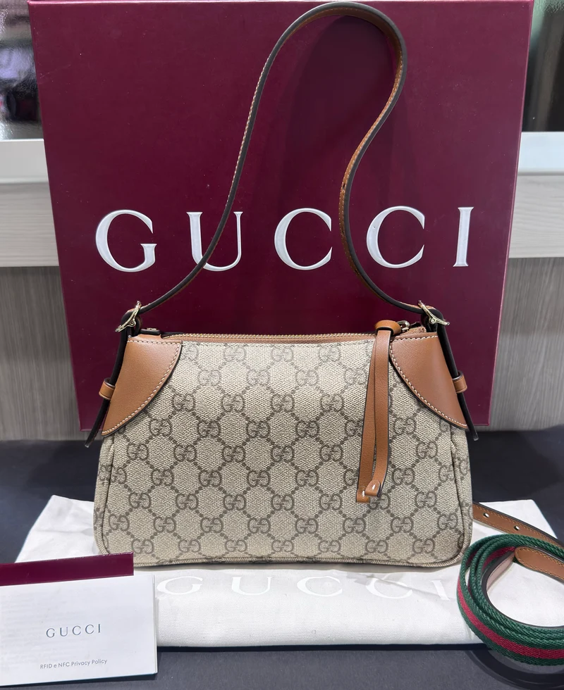 Borsa a tracolla Gucci Supreme Small Emblem (modello 815218) usata, come nuova.