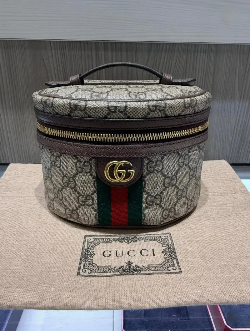 Beauty case Gucci Ophidia GG Supreme con manico superiore (modello 627463) usato.