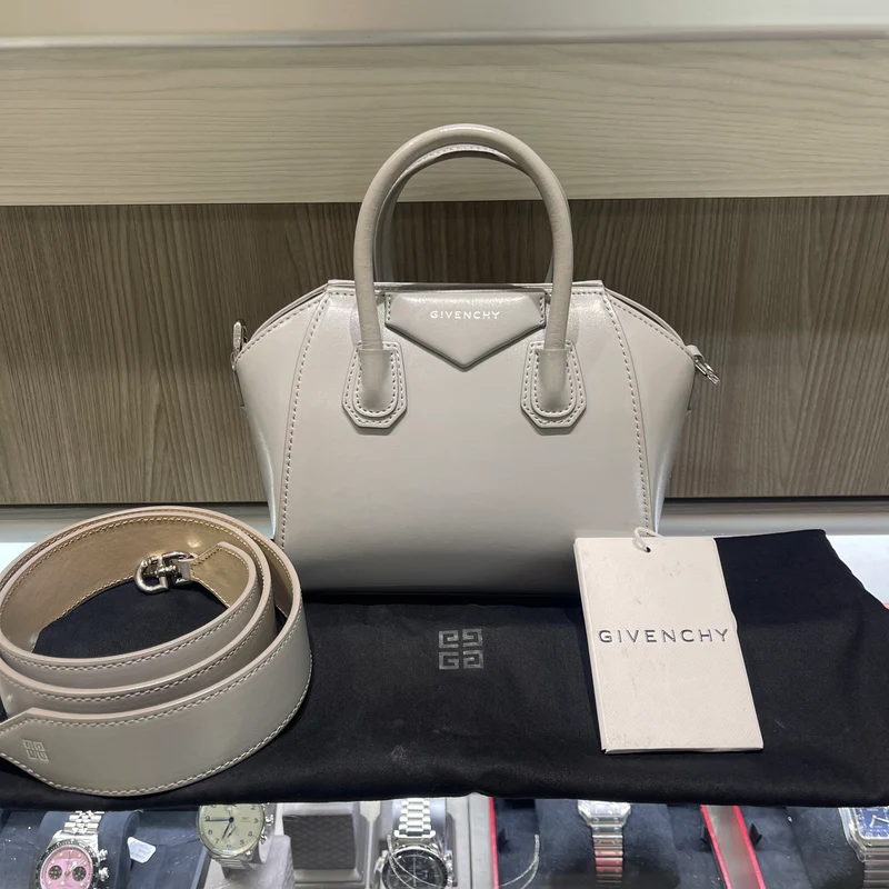 Borsa Givenchy Antigona Toy usata, in pelle box grigio chiaro.