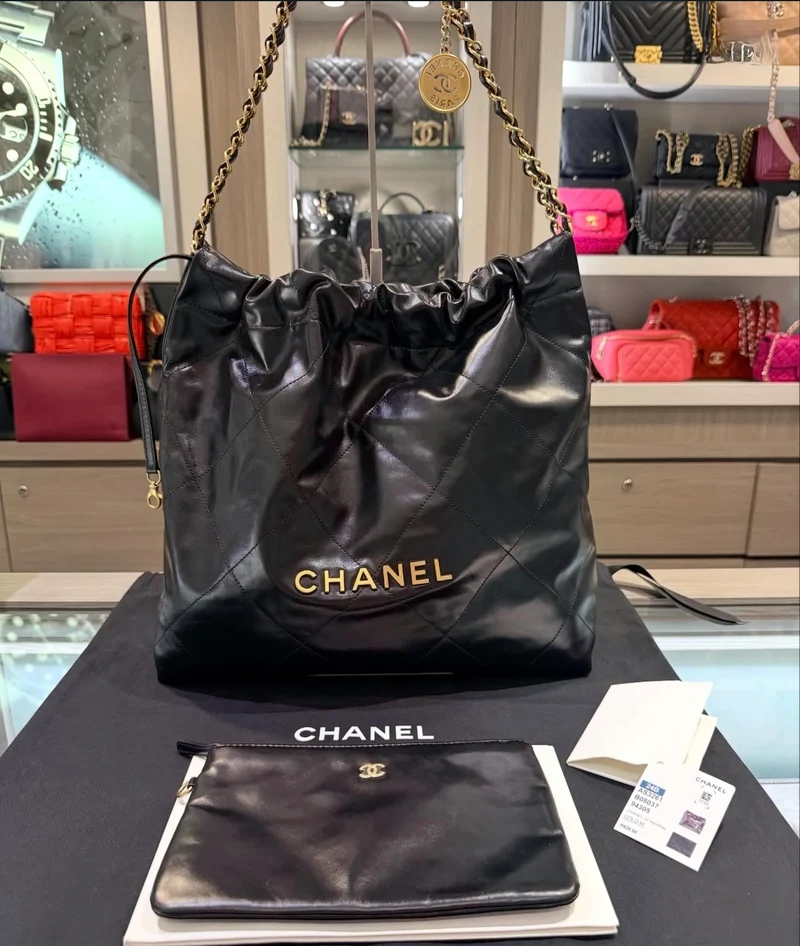 Borsa Chanel 22 Medium usata, in pelle di vitello trapuntata nera con finiture dorate e pochette abbinata (modello 2024)