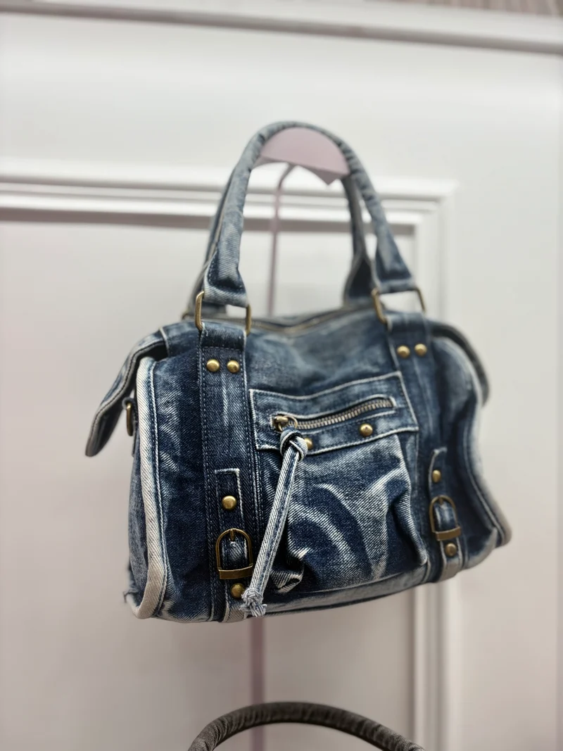 Giulia jeans media
