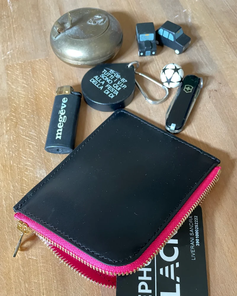 IL BAU pelle nera + zip fucsia fluo