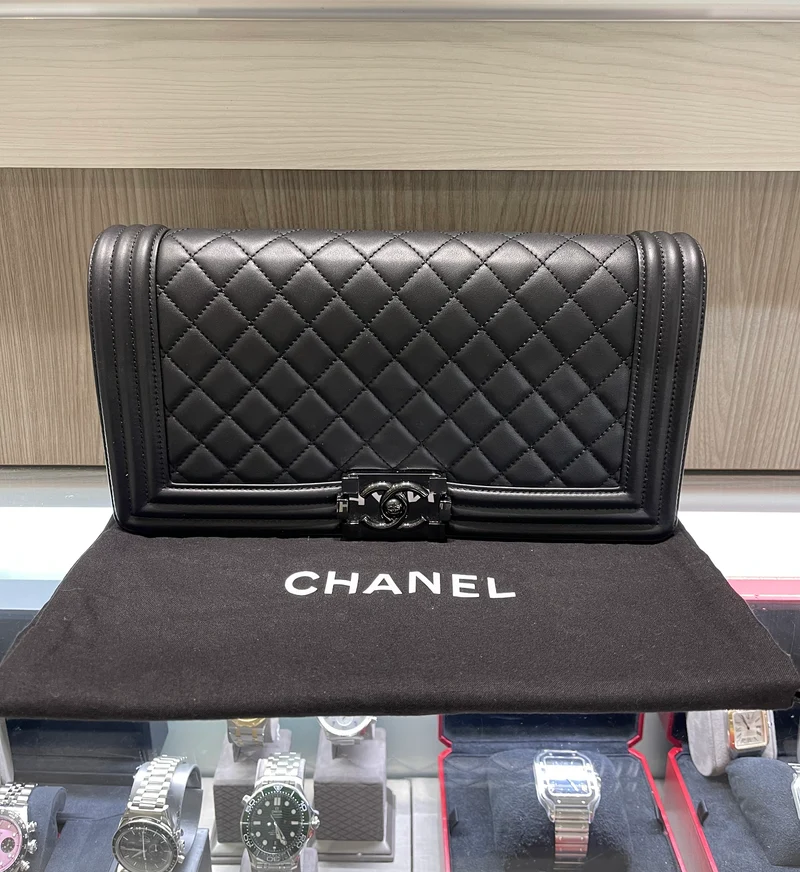 Pochette Chanel Boy Collection So Black usata con catena removibile (2017–2018)
