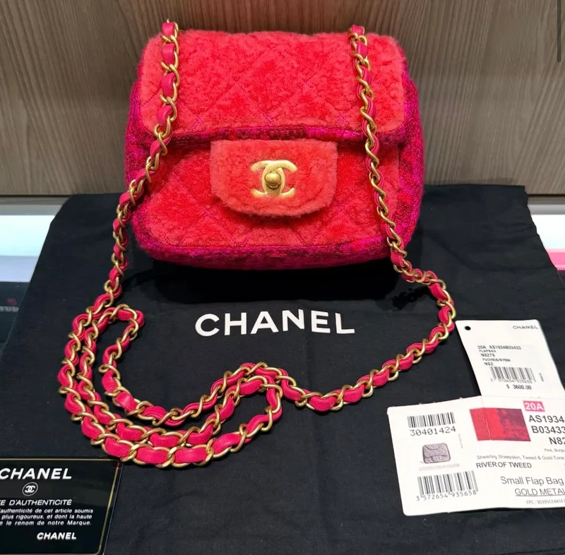Borsa Chanel Classic Square Mini Flap in shearling e tweed, usata, nei colori fucsia/rosa acceso (2020)