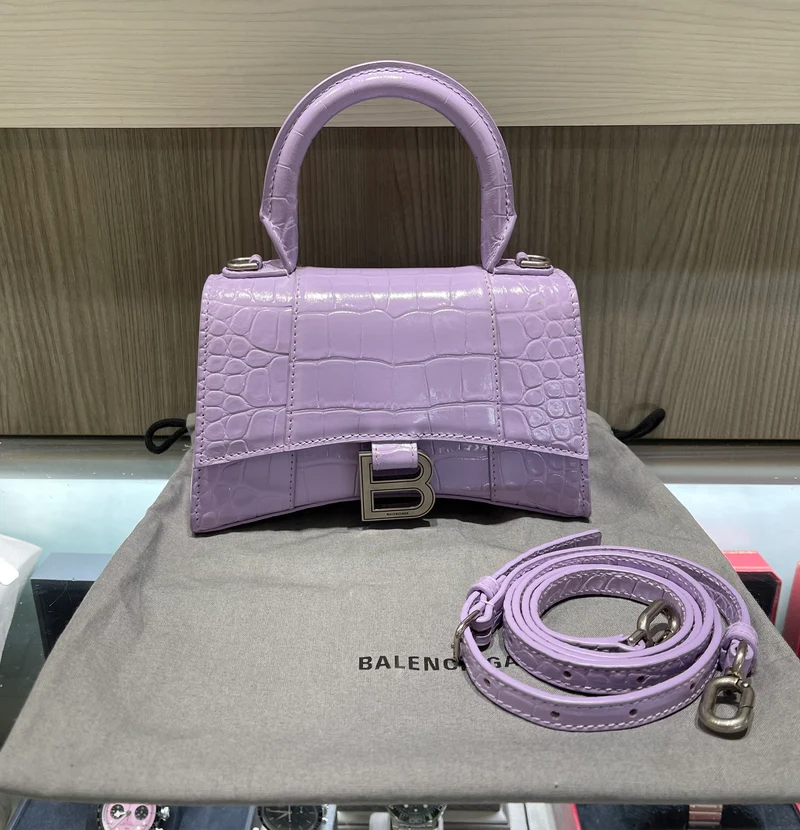 Borsa a tracolla Balenciaga XS Hourglass in pelle di coccodrillo color lilla chiaro, usata.