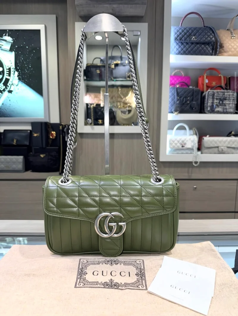 Borsa a tracolla Gucci GG Marmont Matelassé usata, colore verde militare.