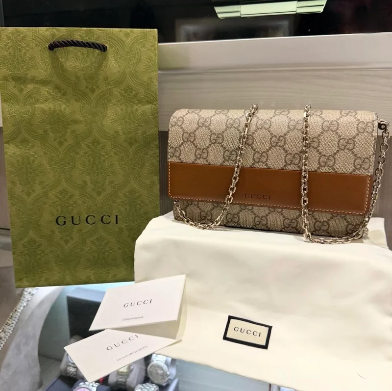 Portafoglio Gucci Emblem con catena, nuovo, in pelle Supreme e marrone cammello. Modello: 838151