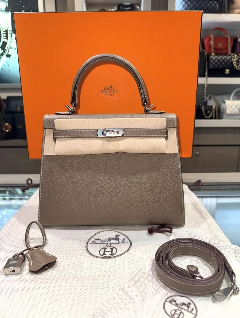 Borsa Hermes Kelly 25 Sellier in pelle Epsom color Etoupe con finiture in palladio (codice C, anno 2018), mai indossata.