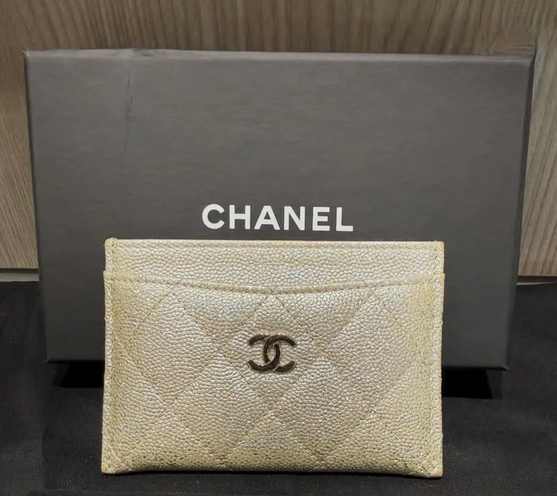 Porta carte Chanel Serie 31/2021, usato, con glitter metallizzati argento e oro.