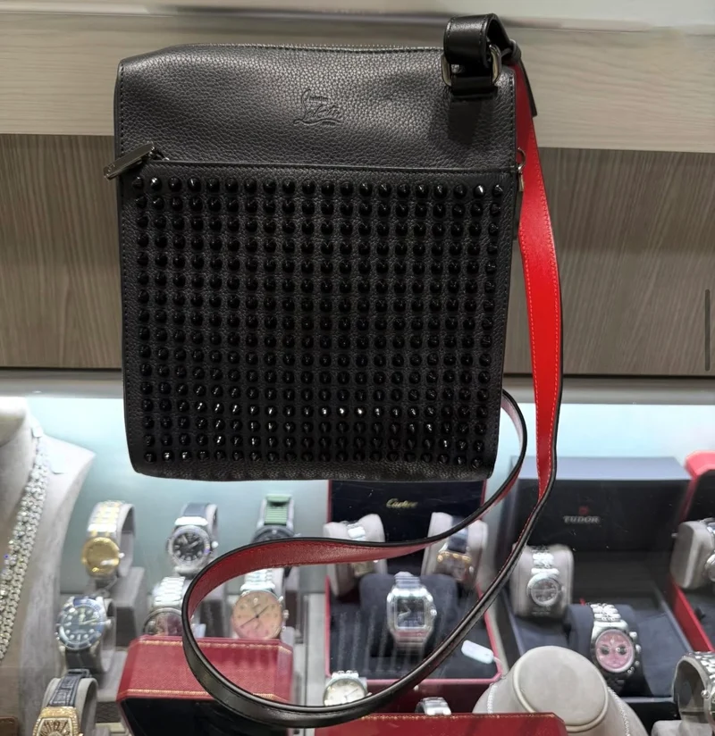 Borsa a tracolla Benech Reporter Spike di Christian Louboutin da uomo usata, in nero opaco