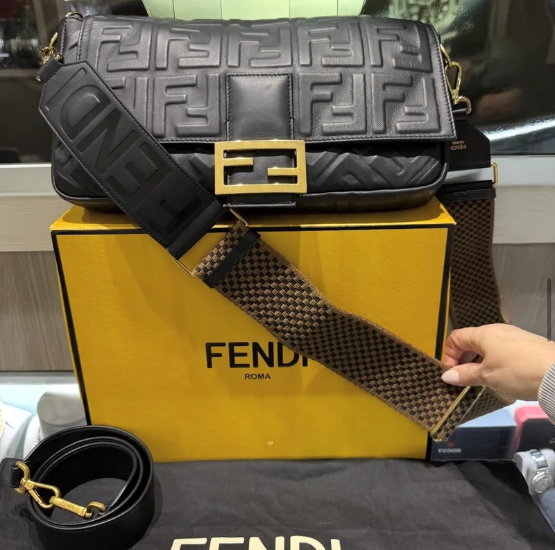 Borsa baguette grande Fendi Nappa FF 1974 in pelle di agnello nera, usata