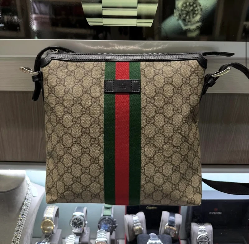 Borsa a tracolla Gucci GG Supreme Monogram Web usata, nera con nastro Web rosso e verde