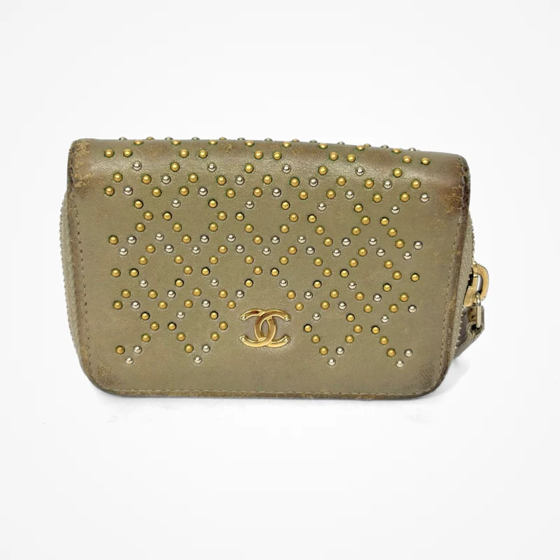 Chanel Portafoglio con cerniera e borchie