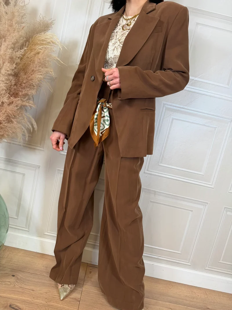 Tailleur giacca sfiancata e pantalone - Kontatto