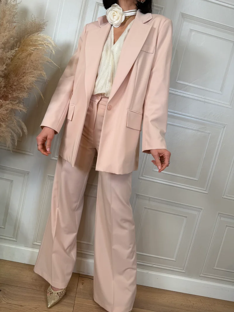 Tailleur rosa con fiore - Kontatto